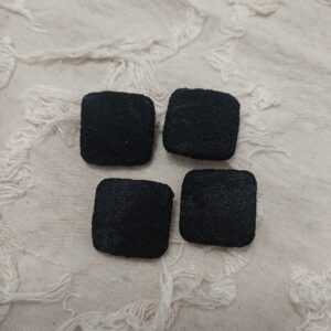 神祕沉穩的黑色方型布藝鈕扣
