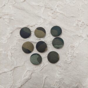 軍綠色系的迷彩圖騰自家製布藝鈕扣