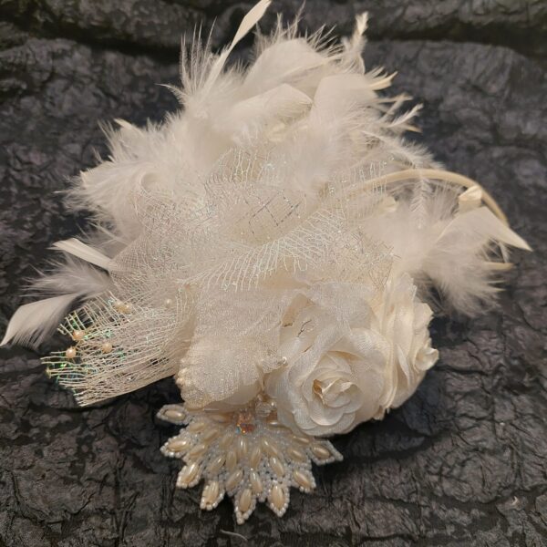 古典奢華風的手工純白羽毛頭飾