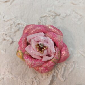 桃粉雙色織錦仿真花胸針