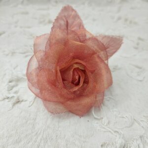 淡玫瑰粉金色網紗仿真花胸針